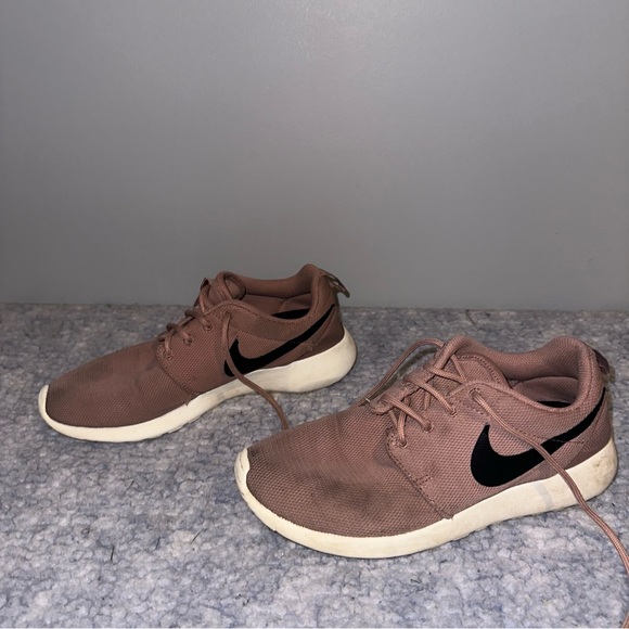 Nike Women’s Pink Taupe Roshe Run - Size 7.5 - Picture 8 of 10